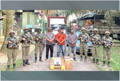 TDM menahan tiga lelaki dan merampas 32 ekor lembu dipercayai diseludup masuk dari Thailand ke negara ini melalui Sungai Golok di Rantau Panjang pada Selasa. Foto TDM