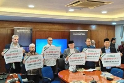 Mohd Azmi (tiga dari kanan) memaklumkan perhimpunan itu dianjurkan bersama oleh pertubuhan bukan kerajaan, organisasi masyarakat sivil serta parti politik.