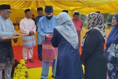 Sultan Selangor menyampaikan sumbangan kepada salah seorang penerima pada Majlis Berbuka Puasa bersama Rakyat dan Sumbangan Hari Raya Aidilfitri di Masjid Jamek Sultan Ibrahim pada Selasa.