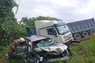 Treler dan kereta Lexus telah terbabas ke dalam gaung dengan tiga mangsa di dalam kereta Lexus tersepit. Foto JBPM Perak