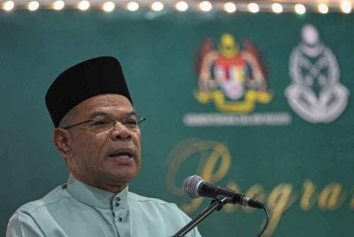 Menteri Dalam Negeri, Datuk Seri Saifuddin Nasution Ismail berucap pada Program Penerapan Nilai-Nilai Murni di Pusat Reintegrasi Penghuni (PRP) Mantin, hari ini. Foto Bernama 