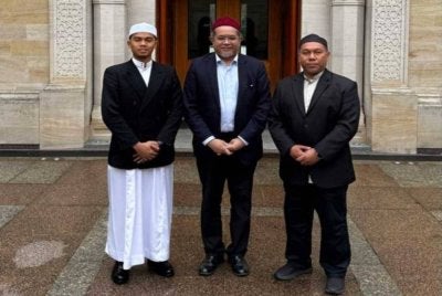 Pengiring Prof Madya Dr Norhisham Mohamad (kanan) dan wakil pelajar, Adib Farhan bersama tokoh akademik Pengajian Islam di Oxford Centre for Islamic Studies, Datuk Dr Afifi al-Akiti (tengah).