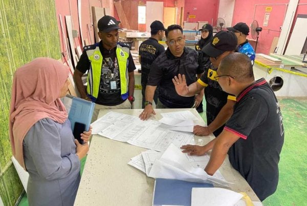 Sepasukan penguat kuasa menyerbu sebuah kilang perabot yang beroperasi tanpa lesen di kawasan IKS Meil di sini dalam Op Bersepadu Khazanah pada Isnin. Foto Briged Utara PGA