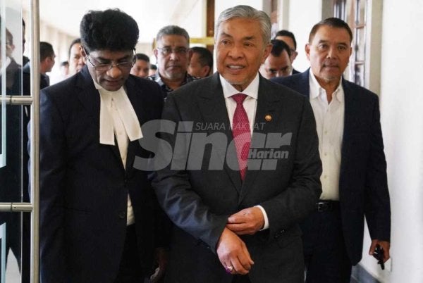 Ahmad Zahid beredar selepas Mahkamah Tinggi Kuala Lumpur pada Selasa tidak membuat keputusan berhubung permohonannya supaya dibebaskan sepenuhnya daripada 47 kes pecah amanah, rasuah dan pengubahan wang haram dana Yayasan Akalbudi. FOTO SINAR HARIAN/ ROSLI TALIB