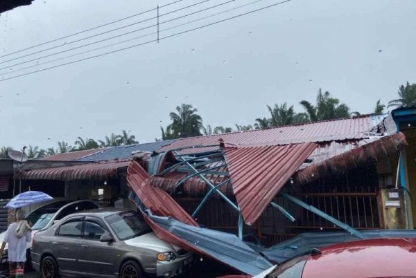 Antara kawasan yang terjejas akibat ribut yang melanda di sekitar kawasan Parlimen Bukit Gantang. Foto APM Perak.
