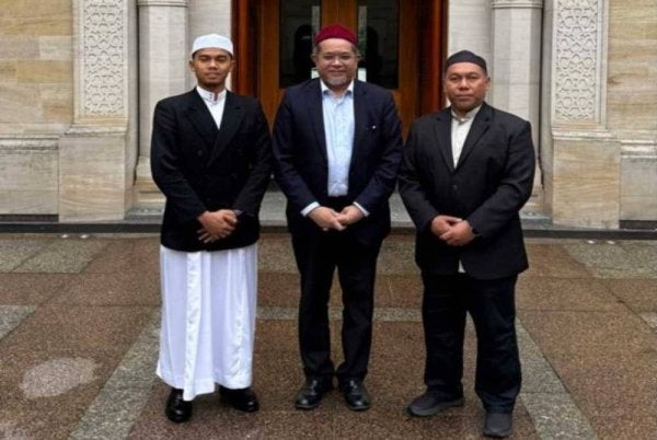 Pengiring Prof Madya Dr Norhisham Mohamad (kanan) dan wakil pelajar, Adib Farhan bersama tokoh akademik Pengajian Islam di Oxford Centre for Islamic Studies, Datuk Dr Afifi al-Akiti (tengah).