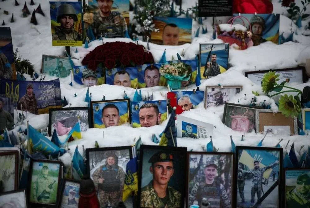 Tugu peringatan sementara untuk askar Ukraine yang terkorban didirikan di Dataran Kemerdekaan di Kiev.