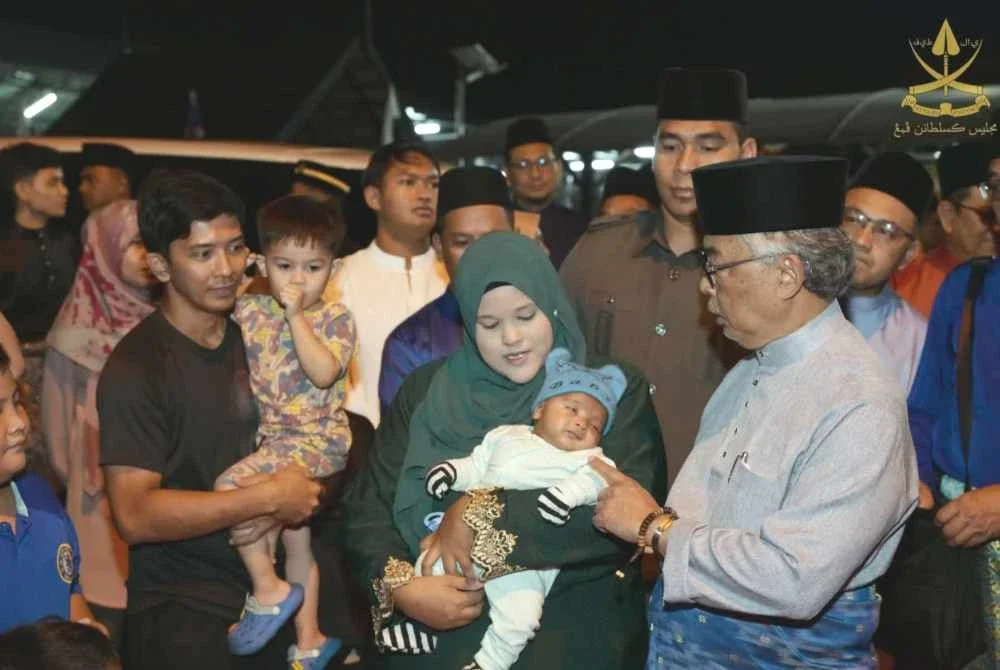Al-Sultan Abdullah menyantuni rakyat sempena keberangkatan baginda memasyhurkan Masjid Taman Bukit Bendera, Mentakab dengan nama Masjid Tengku Amir Ibrahim Sultan Abdullah, Taman Bukit Bendera pada Selasa. Foto FB Kesultanan Pahang