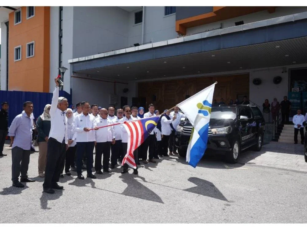 Aminuddin (kiri) melepaskan konvoi Treasure Ramadan FAMA 1447H/2026.