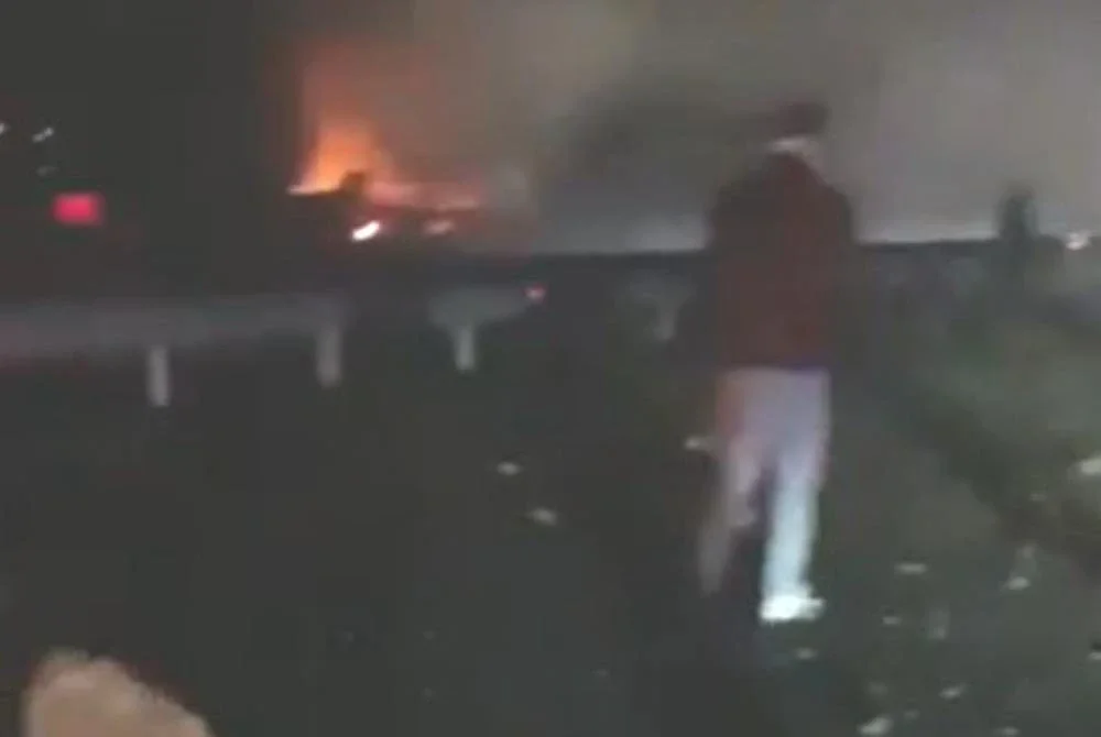 Tangkap layar video di lokasi kejadian jet pejuang F-16 Turkiye terhempas yang dikongsi pengguna X. 