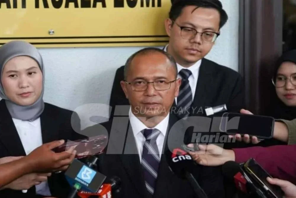 Wan Shaharuddin (tengah) ketika sidang akhbar di Kompleks Mahkamah Kuala Lumpur ketika pendakwaan terhadap bekas PTD, bulan lalu.