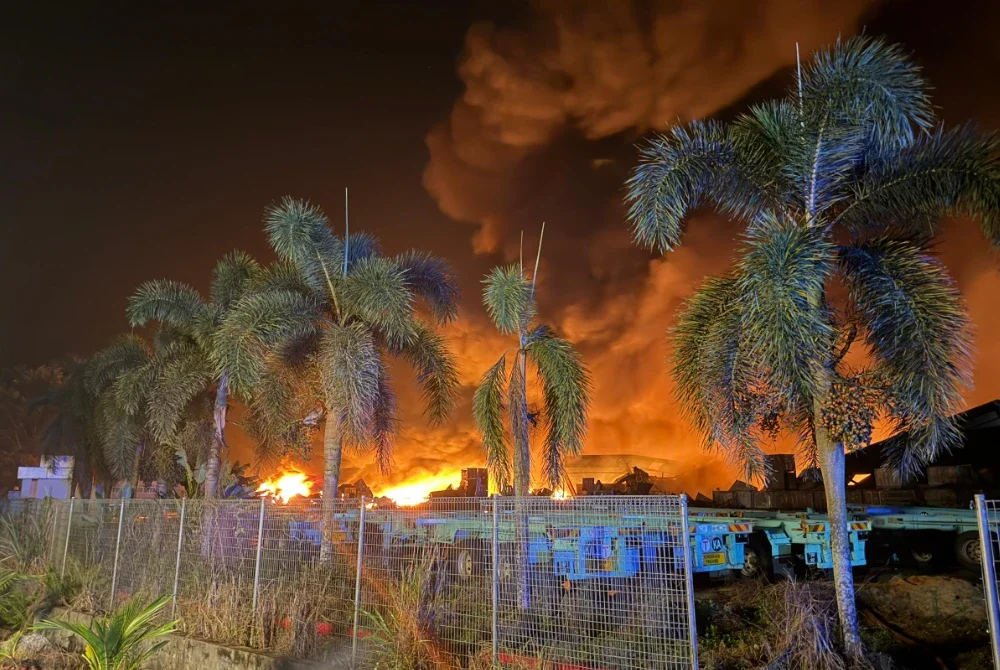 Sebuah kilang plastik di Jalan Sengkang, Kulai musnah dalam kebakaran petang Selasa. Foto JBPM Johor