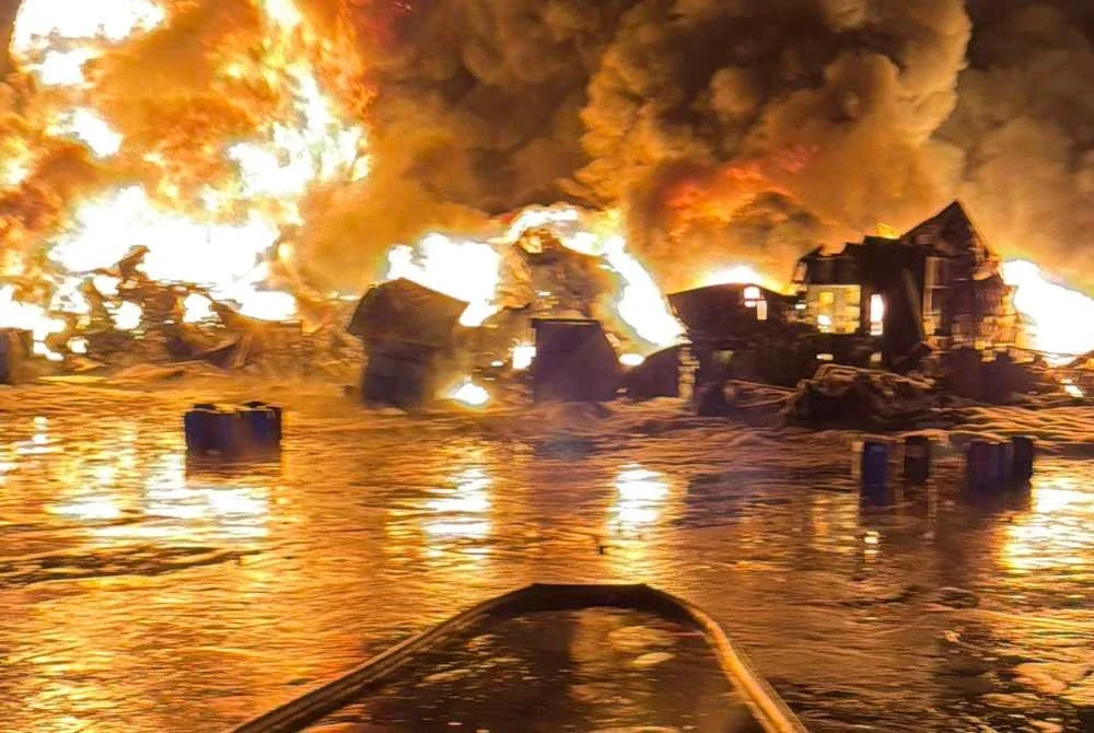 Kebakaran melibatkan sebuah stor plastik jenis separuh kekal dengan anggaran kemusnahan sekitar 80 peratus. Foto JBPM Johor