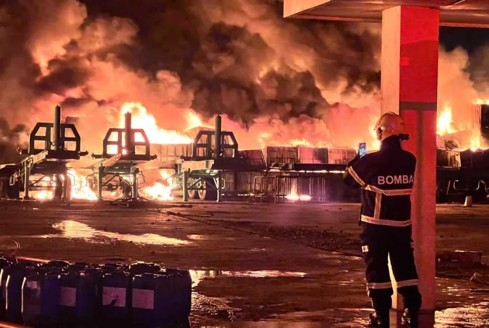 Operasi pemadaman masih diteruskan bagi memastikan kebakaran dipadam sepenuhnya . Foto JBPM Johor