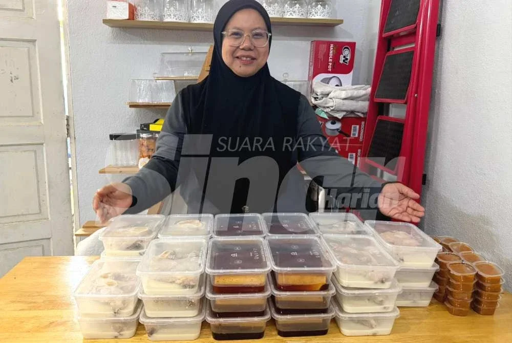 Hazwani menunjukkan aneka kuih muih yang dihasilkan mengikut resipi KA.