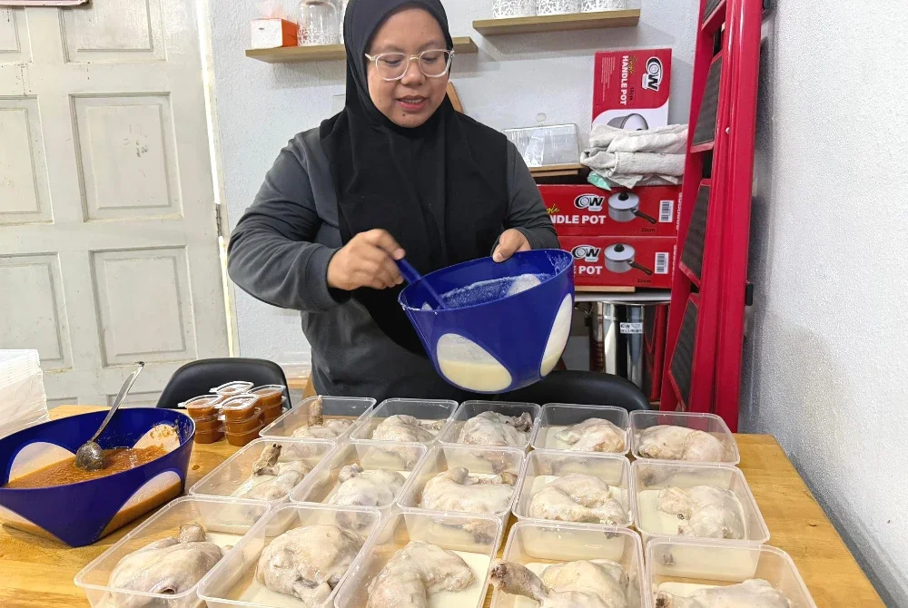 Hazwani menjual sekurang-kurangnya dua variasi sajian setiap hari berdasarkan resipi KA.