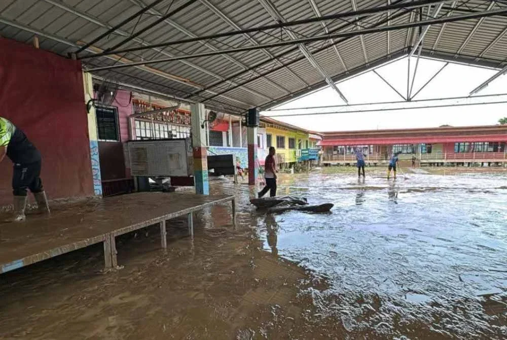 SK Kemabong, Tenom antara sekolah terjejas dinaiki air banjir.