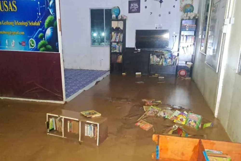 SK Kemabong, Tenom antara sekolah terjejas dinaiki air banjir.