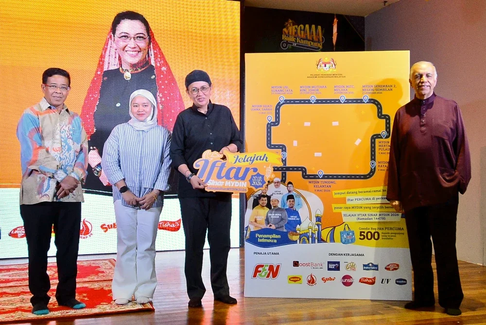 Gimik pelancaran Jelajah Iftar Sinar Mydin 2026 dirasmikan Hanifah Hajar (tiga dari kiri) dan Ameer Ali (kanan) diiringi Farah (dua dari kiri) di Mydin USJ pada Isnin. FOTO: ASRIL ASWANDI SHUKOR.