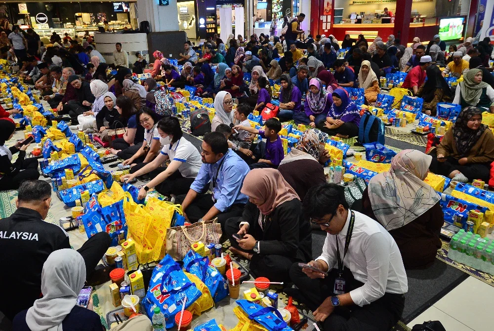Suasana orang ramai semasa majlis iftar sempena pelancaran Jelajah Iftar Sinar Mydin 2026.