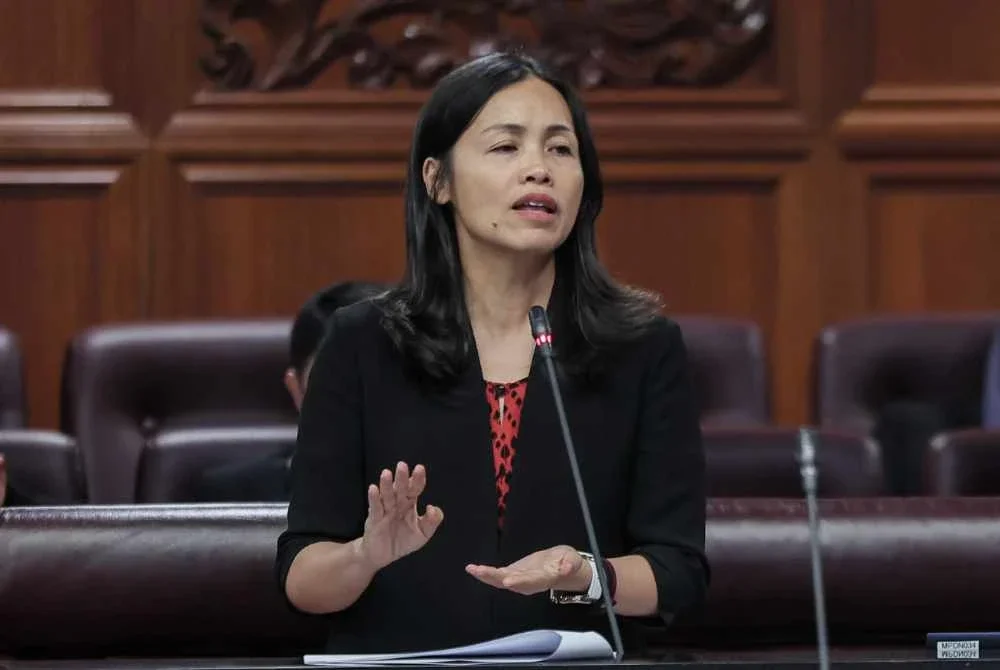 Nie Ching menjawab pertanyaan pada mesyuarat pertama penggal kelima Majlis Parlimen ke-15 Dewan Negara di Bangunan Parlimen pada Rabu. Foto Bernama