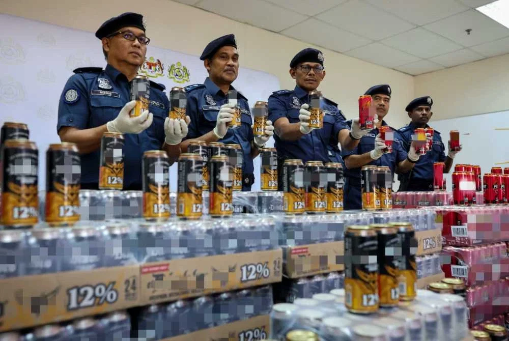 JKDM Pulau Pinang merampas 96,000 tin bir disyaki tidak berkastam bernilai RM1.873 juta termasuk duti dan cukai dalam serbuan di Pangkalan Kontena Butterworth Utara. Foto Bernama