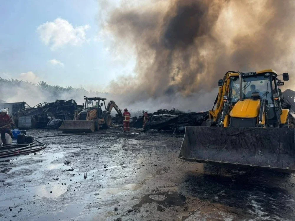 Operasi pemadaman kebakaran kilang getah di Sengkang dipergiatkan pada hari kedua. 