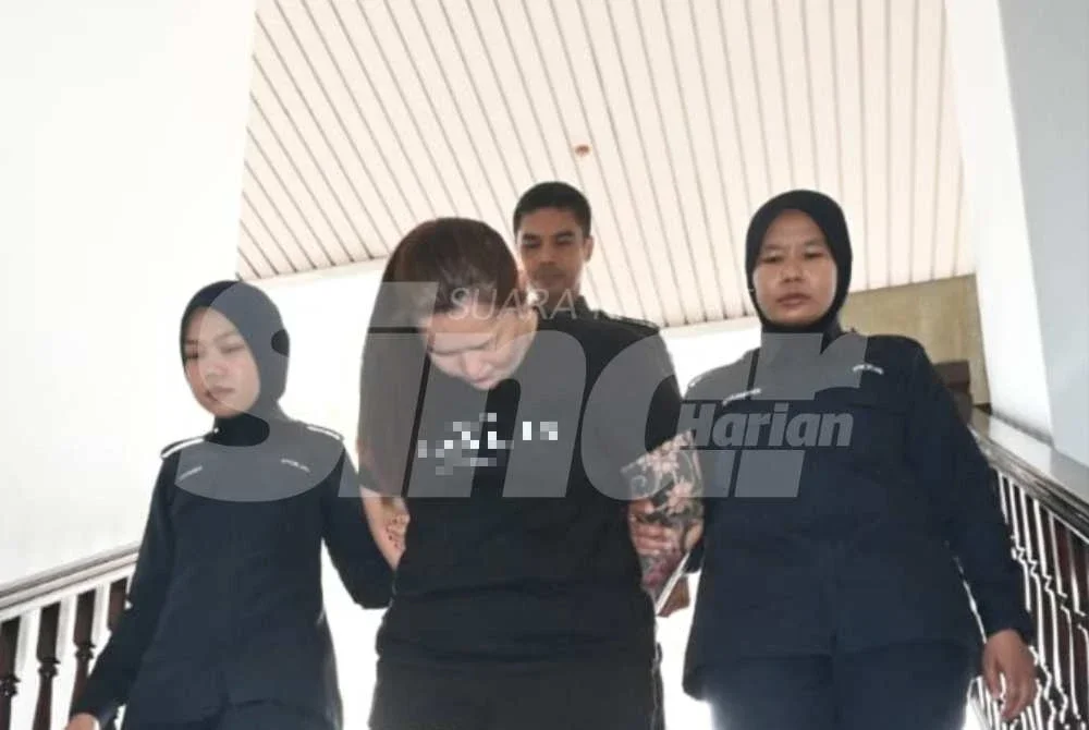 Joyleen Low Mei Ling (tengah) mengaku bersalah di Mahkamah Majistret Ayer Keroh pada Rabu.