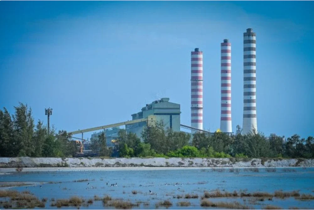 Stesen Janakuasa Sultan Salahuddin Abdul Aziz di Kapar, Klang berkapasiti 2,200 megawatt (MW) ini mempunyai keupayaan penjanaan daripada tiga bahan api – gas, minyak dan arang batu, yang menyokong operasi yang fleksibel dan berdaya harap