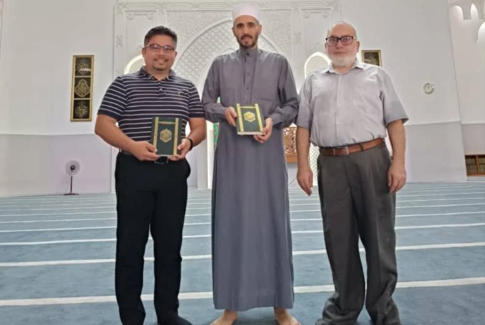 Penulis bersama Imam Dr Chik Kamel Seif dan pengurusan Masjid Ibrahim Al-Ibrahim ketika serahan Mushaf UNISSA Brunei cetakan Nasyrul Quran dan terjemahan al-Quran Bahasa Sepanyol (Latin) di Caracas.