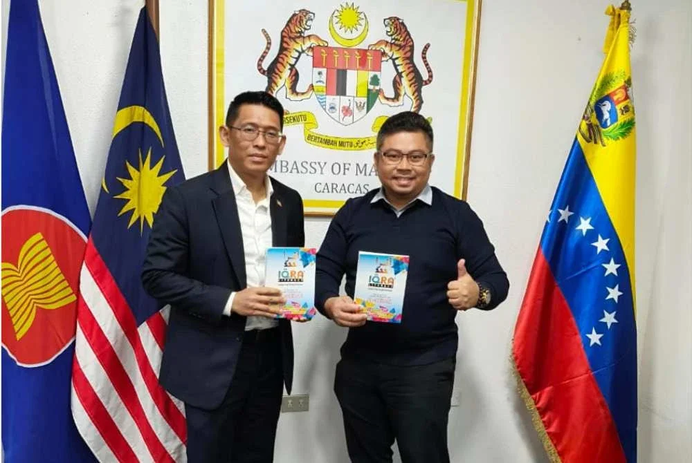 Penulis bersama Shalihin Annuar (kiri), diplomat Malaysia yang berkhidmat sebagai Kuasa Usaha Sementara (Chargé d’Affaires ad interim) di Kedutaan Besar Malaysia di Caracas, Venezuela bagi penyerahan Buku Iqra’ terbitan Darul Fikir yang telah diterjemahkan.