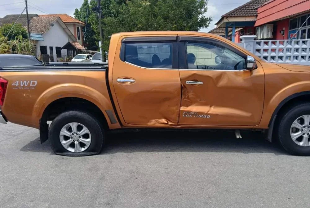 Kenderaan pacuan empat roda yang terlibat kemalangan dengan sebuah motosikal berkuasa tinggi di Jalan Wakaf Tembesu, Kuala Nerus pada Rabu.