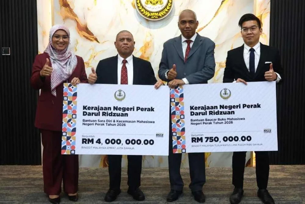 Saarani (dua dari kiri) menyerahkan replika cek sumbangan Bantuan Sara Diri dan Kecemasan serta Bantuan Baucar Buku Mahasiswa Perak Tahun 2026 di Pejabat Menteri Besar pada Rabu.