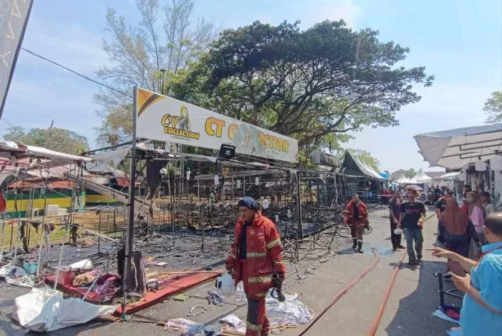 Kebakaran memusnahkan barangan keperluan hari raya yang dijual di tapak bazar. Foto tular