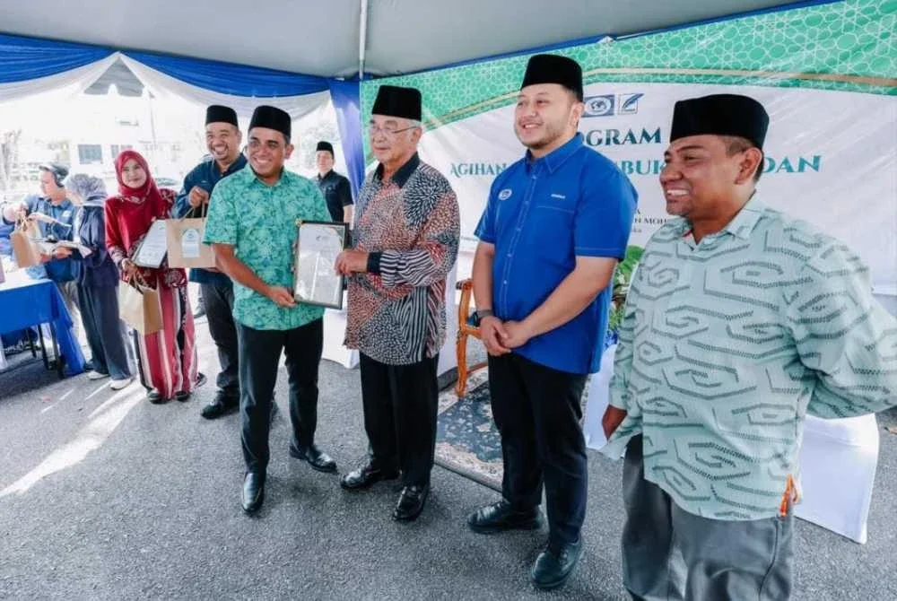 Tun Mohd Ali (tiga dari kanan) selepas menyempurnakan pelancaran rasmi Pertubuhan Tenaga Gig Melaka di Masjid Sayyidina Ali pada Selasa.