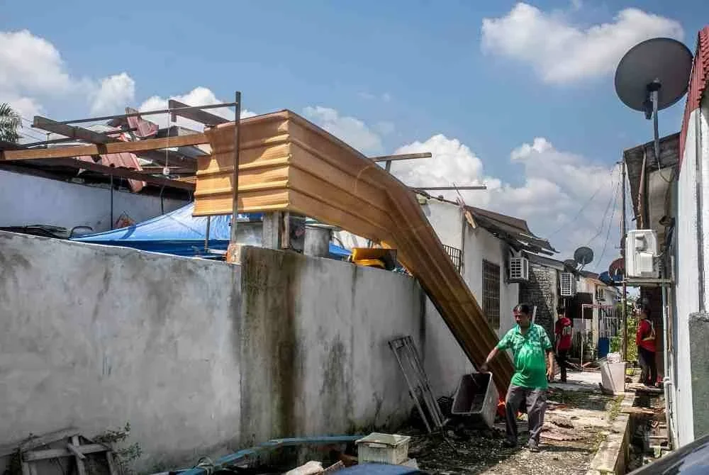 Keadaan rumah yang terkesan susulan kejadian ribut semalam di Taman Damai. Foto Bernama