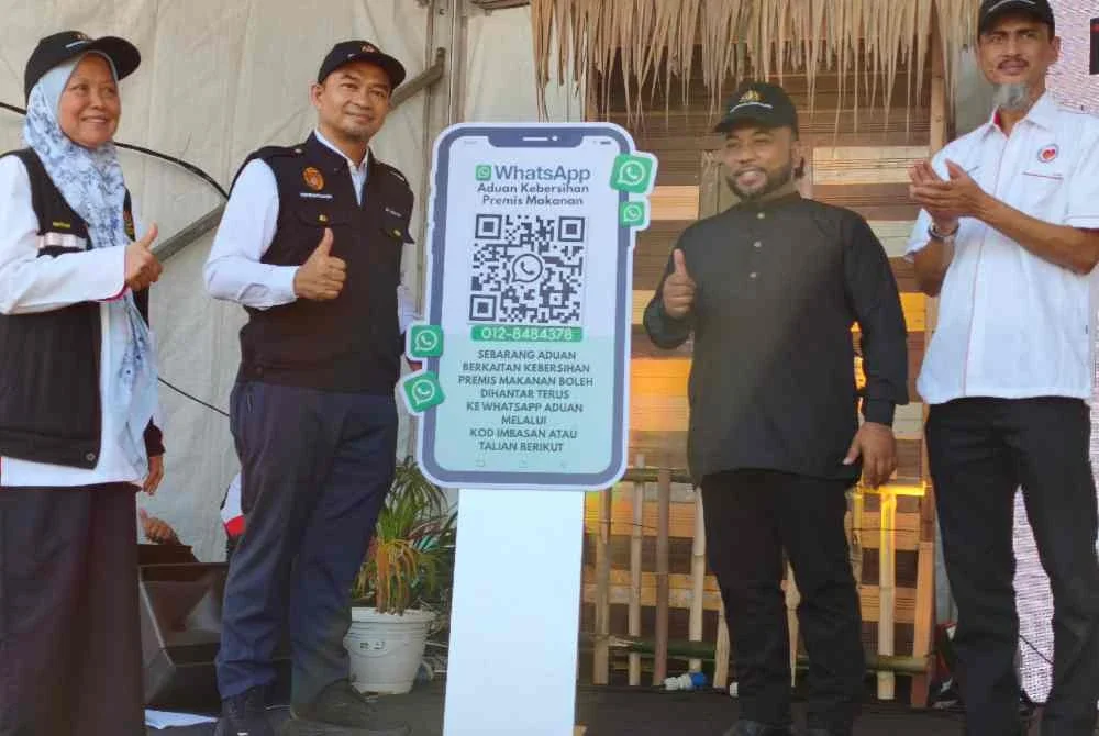 Dr Mohd Azman (dua dari kiri) semasa merasmikan Program 'Walkabout' Peringkat Negeri Kelantan di Bazar Ramadan Stadium Sultan Muhammad IV di Kota Bharu pada Rabu. Foto:SINAR HARIAN/HAZELEN LIANA KAMARUDIN