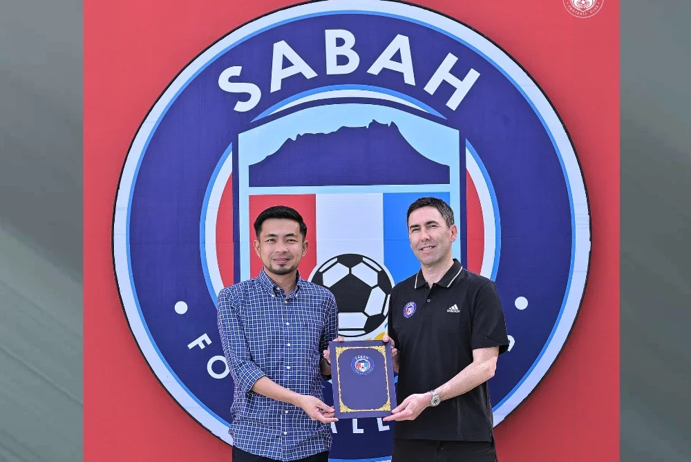 Garrido (kanan) mengambil alih tugas Alto yang sebelum ini menggalas peranan pemangku pengendali susulan peletakan jawatan Marigny pada Disember lalu. Foto: Sabah FC