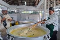 Shaik Mujibur Rahman (kanan) bersama Imam Masjid, Muhamad Abbas Hafiz Muhamad Ali turut turun ke dapur memastikan bubur lambuk siap dimasak untuk diedarkan.
