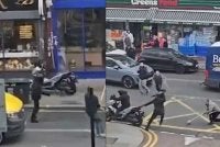 Salah seorang menggunakan penyapu berus panjang untuk menghalang suspek. - Agensi