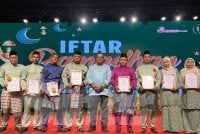 Mohd Suffian (empat,kanan) bersama kakitangan semasa menerima pengiktirafan Sijil Tempat Kerja Bebas Dadah (TEKAD) yang diberikan oleh AADK Kota Bharu kepada Queen Express di Kota Bharu. Foto HAZELEN LIANA KAMARUDIN