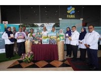 Aminuddin (enam dari kiri) bersama Abdul Rashid (lima dari kiri) melancarkan Treasure Ramadan FAMA 1447H/2026 yang diadakan pada Isnin.