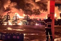 Operasi pemadaman masih diteruskan bagi memastikan kebakaran dipadam sepenuhnya . Foto JBPM Johor