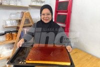 Hazwani menunjukkan puding karamel yang ditempah pelanggan.