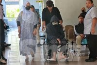 Pemandu Honda Jazz yang hadir ke mahkamah dengan ditemani keluarga.