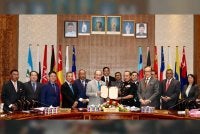 Hajiji menyerahkan dokumen Ikrar Bebas Rasuah (IBR) kepada Mohd Fuad selepas Majlis IBR bagi ahli jemaah menteri di Bilik Mesyuarat Jemaah Menteri, Menara Kinabalu.