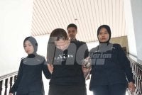Joyleen Low Mei Ling (tengah) mengaku bersalah di Mahkamah Majistret Ayer Keroh pada Rabu.