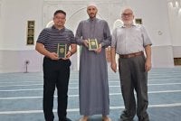 Penulis bersama Imam Dr Chik Kamel Seif dan pengurusan Masjid Ibrahim Al-Ibrahim ketika serahan Mushaf UNISSA Brunei cetakan Nasyrul Quran dan terjemahan al-Quran Bahasa Sepanyol (Latin) di Caracas.