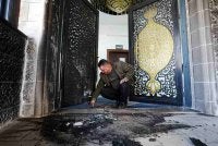 Keadaan pintu masuk masjid tersebut yang musnah. - Foto Agensi