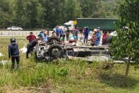 Orang ramai cuba membantu pemandu lori dan kelindan yang terlibat dalam kemalangan di Persiaran Mokhtar Dahari pada Rabu. 